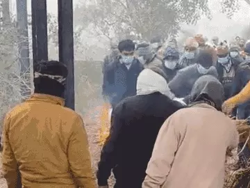 विपिन चौधरी का अंतिम संस्कार करते परिवार व ग्रामीण