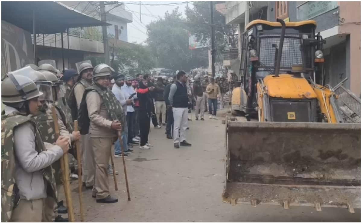 कार्यवाही के दौरान भारी पुलिस जाब्ता तैनात